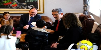 Minik eller, Vali Ekici’ye sevgiyle uzandı
