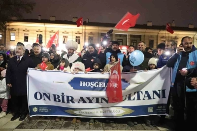 Minik ellerde fenerler, y&uuml;reklerde Ramazan sevinci
