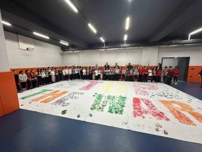 Minik ellerden büyük mesaj
