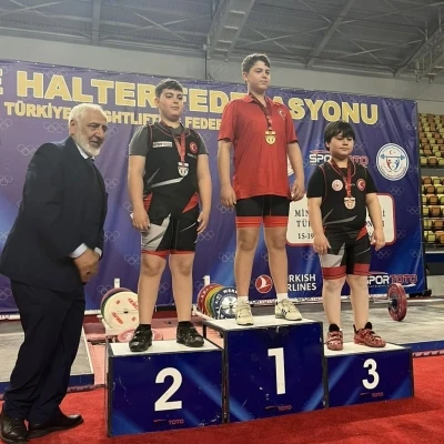 Minik halterci Taha Toprak, T&uuml;rkiye 2&rsquo;ncisi oldu
