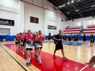 Minik hentbolcuların T&uuml;rkiye şampiyonası Aydın&rsquo;da başladı
