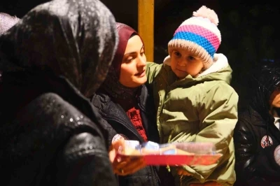 Minik H&uuml;meyra&rsquo;ya umut olmak i&ccedil;in evinin &ouml;n&uuml;nde s&uuml;rpriz yaptılar
