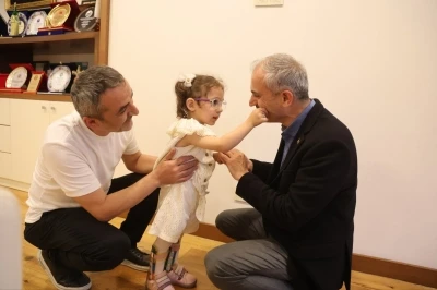 Minik Lina&rsquo;nın tedavi yolculuğuna destek
