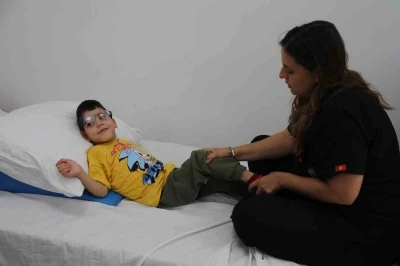Minik Metehan, Hatay B&uuml;y&uuml;kşehir Belediyesinin desteğiyle ayağa kalktı
