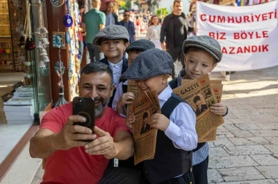 Minik öğrenciler 102 yıl öncesinin gazetecileri oldu
