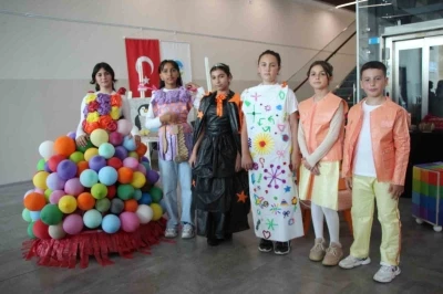 Minik &ouml;ğrenciler, atıkları kıyafete ve sanat eserine d&ouml;n&uuml;şt&uuml;r&uuml;p sergiledi
