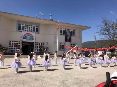 Minik &ouml;ğrenciler ayakta alkışlandı
