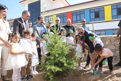 Minik öğrenciler, fidan dikerek okula başladı
