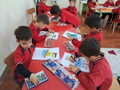Minik öğrenciler Filistin’i resmetti, duygularını yansıttı

