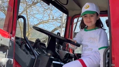 Minik &ouml;ğrenciler ilk kez itfaiye aracına bindiler
