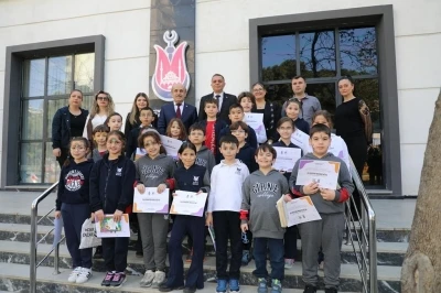 Minik &ouml;ğrenciler k&uuml;t&uuml;phane ziyaretinde kitap bağışında bulundu
