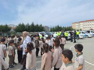 Minik &ouml;ğrenciler polislik mesleğini yakından tanıdı
