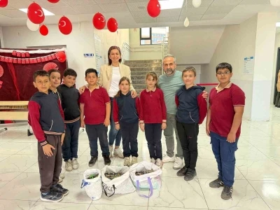 Minik &ouml;ğrencilerden anlamlı proje: kapı kapı dolaşıp atık pil topladılar
