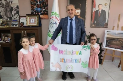 Minik &ouml;ğrencilerden Başkan Kaya&rsquo;ya hediye
