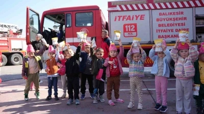 Minik öğrencilerden itfaiyecilere anlamlı ziyaret
