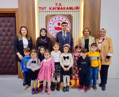 Minik &ouml;ğrencilerden Kaymakam G&uuml;ng&ouml;r&rsquo;e anlamlı ziyaret