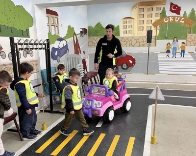 Minik öğrencilere uygulamalı trafik eğitimi
