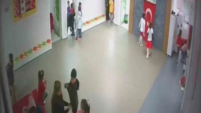Minik &ouml;ğrencilerin bayrak hassasiyeti duygulandırdı
