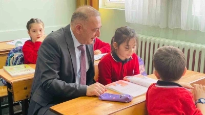 Minik &ouml;ğrencinin mektubu kaymakam Cant&uuml;rk&rsquo;&uuml; sınıfa getirdi

