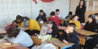 Minik &Ouml;yk&uuml;&rsquo;n&uuml;n sınıfında h&uuml;z&uuml;n ve g&ouml;zyaşı hakim
