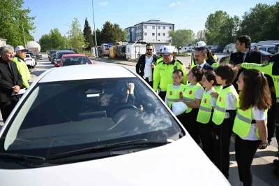 Minik trafik dedektifleri g&ouml;rev başında: Hem &ouml;ğrendi hem &ouml;ğretti
