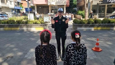 Minik trafik&ccedil;ilerden s&uuml;r&uuml;c&uuml;lere kemer teşekk&uuml;r&uuml;
