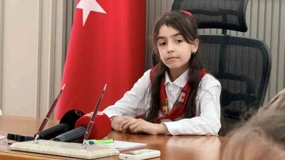 Minik vali okullarda g&uuml;venlik tedbirlerinin artırılması talimatı verdi
