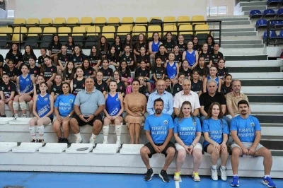 Minik voleybolcular başarı belgelerini Başkan Akın’dan aldı
