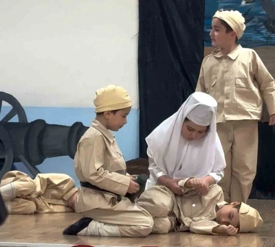 Minik y&uuml;rekler, &Ccedil;anakkale ruhunu sahneye taşıdı
