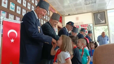 Minik yürekler, gazi dedelerini unutmadı
