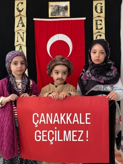 Minik y&uuml;reklerde 18 Mart ruhu canlandı
