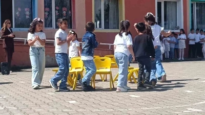 Minik y&uuml;reklerden ertelenen 23 Nisan coşkusu
