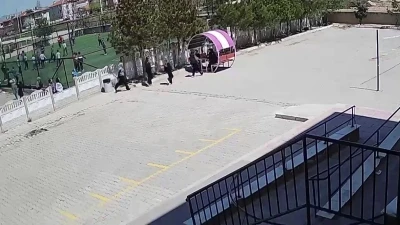 Minik y&uuml;reklerin polise yaptığı jest kalpleri ısıttı

