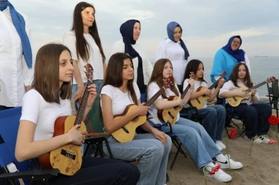 Minikler anneler i&ccedil;in hem &ccedil;aldı hem s&ouml;yledi
