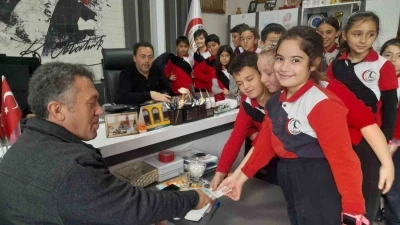 Minikler Gazze için bileklik yapıp sattı
