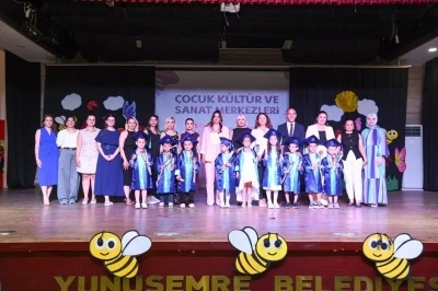 Minikler g&ouml;sterileriyle ailelerini gururlandırdı
