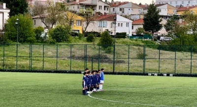 Minikler, hakemin kendilerine k&uuml;f&uuml;r ettiği iddiasıyla 1 dakika boyunca topa dokunmadı
