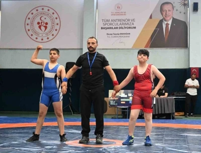 Minikler minderde kozlarını paylaştı
