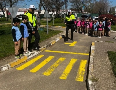 Minikler trafiği eğlenerek &ouml;ğrendi
