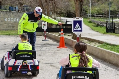 Minikler trafik g&uuml;venliğini jandarmadan &ouml;ğrendi
