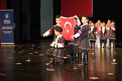 Minikler yıl sonu g&ouml;sterisinde h&uuml;nerlerini sergiledi
