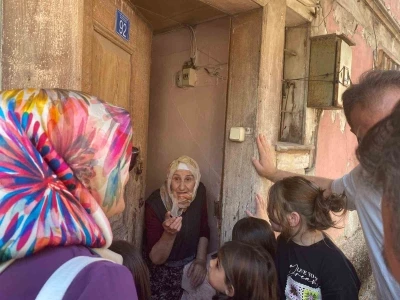 Miniklerden engelli ve yaşlılara anlamlı ziyaret

