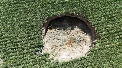 Mısır tarlasında 15 metre genişliğinde obruk oluştu
