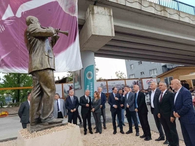 Miting ve a&ccedil;ılışların unutulmaz ismi Seyfi Usta&rsquo;nın heykeli a&ccedil;ıldı
