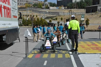 Mobil trafik eğitim tırı Kars’ta
