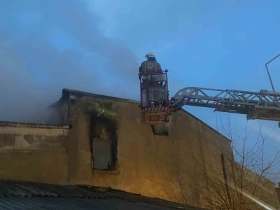 Mobilya at&ouml;lyesinde &ccedil;ıkan yangında maddi hasar oluştu
