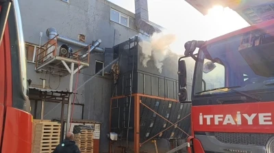 Mobilya fabrikasında yangın: 1 işçi yaralandı
