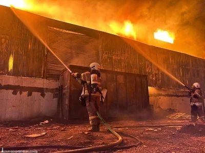 Mobilya fabrikasında yangın kontrol altında
