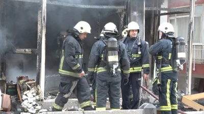 Mobilya imalathanesindeki yangında 3 kişi dumandan etkilendi
