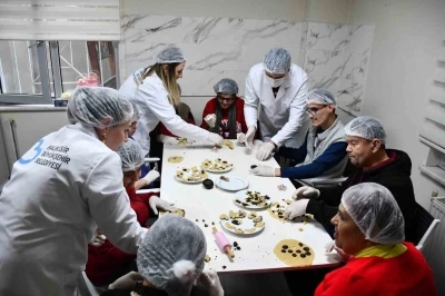 Mola Evi&rsquo;nde, &ouml;zel &ouml;ğrenciler birlikte b&ouml;rek ve kurabiye yaptı
